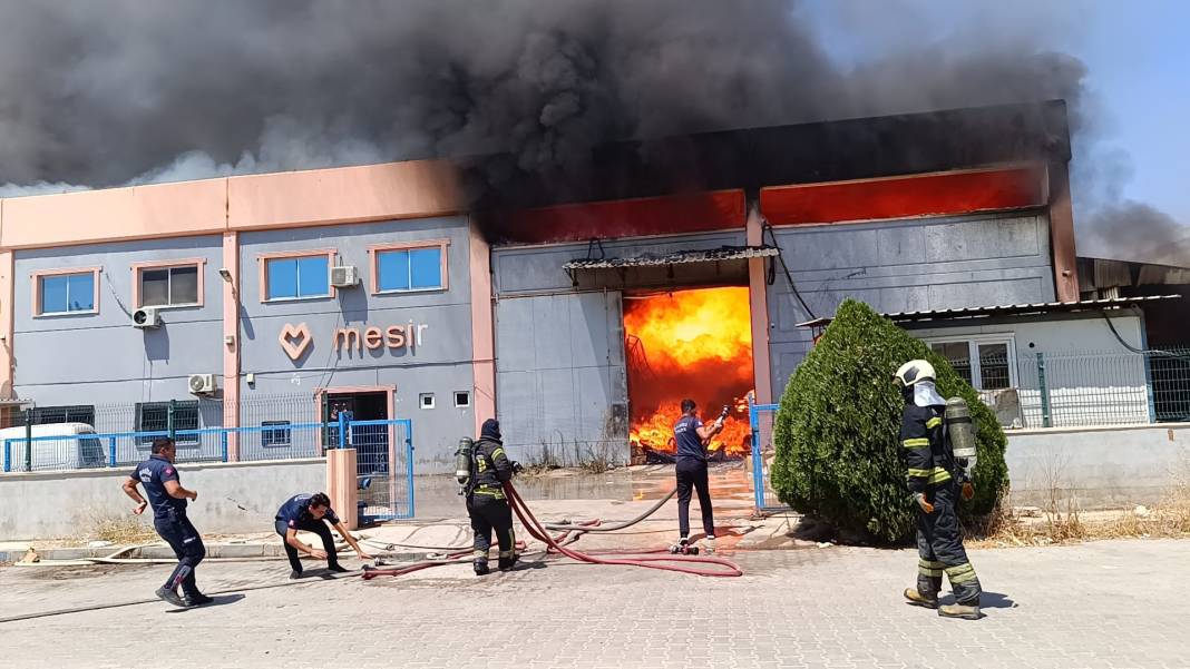 Manisa’da plastik fabrikasında yangın! Gökyüzünü kara dumanlar kapladı 5